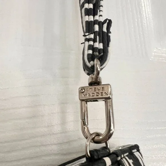 Steve Madden Black & White Logo Wristlet Wallet Crossbody Bag w/ Metal Bar - Picture 8 of 8